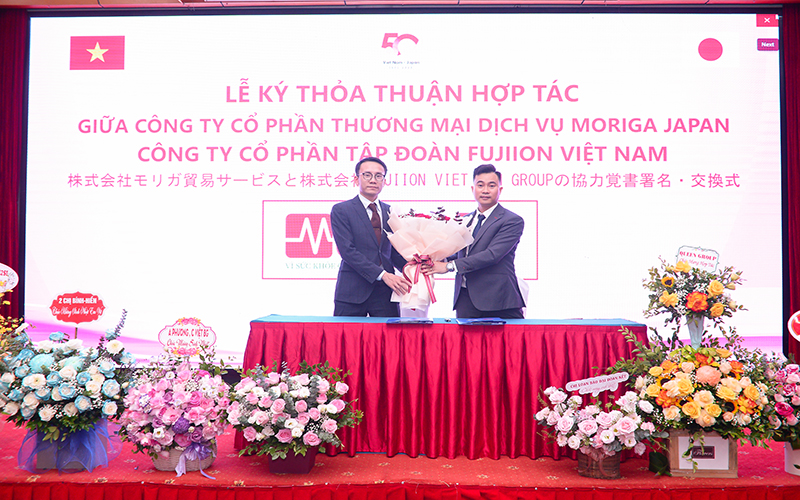 Đại diện hai phía công ty Fujiion Việt Nam ông Phạm Văn Thắng (bên phải) và công ty Moriga Japan ông Guen Namukan (bên trái) 