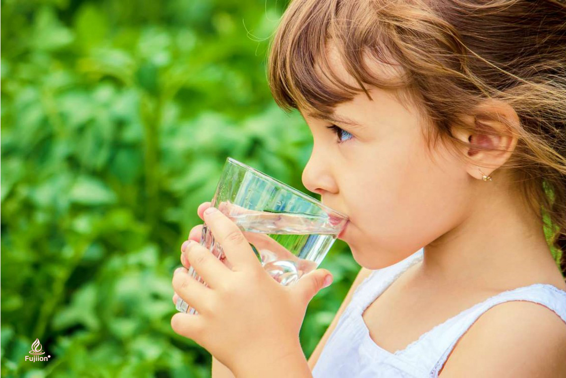 Trẻ em có nên dùng nước uống ion kiềm không?